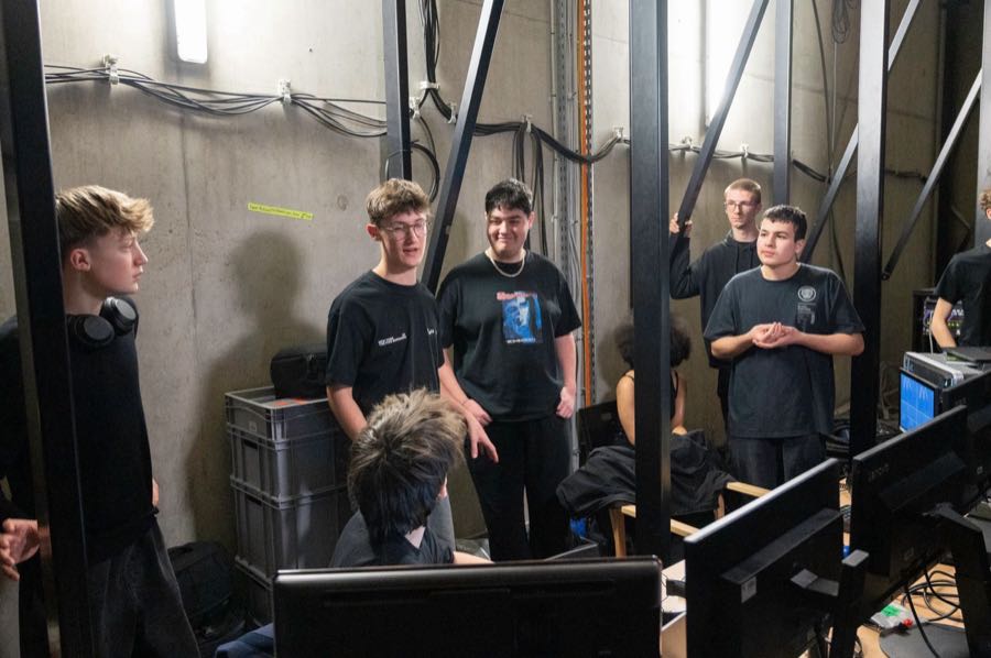 Live TV & Broadcasting – production still 32